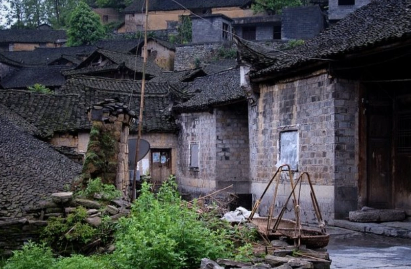 冬就苗寨 "苗绣之乡","雷公寨","石头寨",位于山江镇,距凤凰古城21