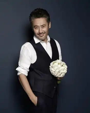 2010年凭借电视剧《黎明之前》获得第26届中国电视金