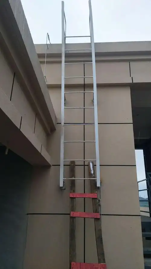 非上人屋面爬梯防坠落防护网未施工