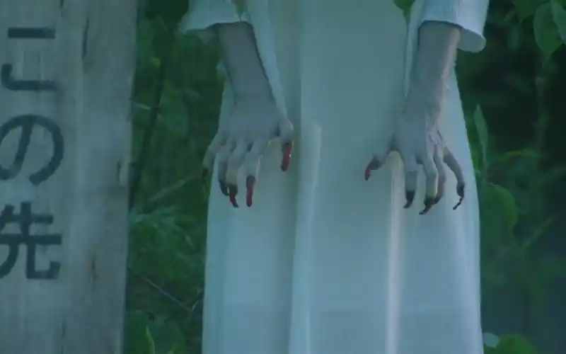 女鬼为了保护自己的坟墓不被车撞,把指甲涂成红色,假扮红绿灯