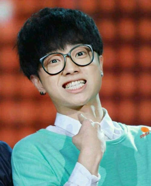 华晨宇早年整容植发照曝光他取消两个活动消失一个月没露面