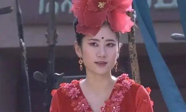 姜子牙遭火灵圣母追杀好在广成子及时赶到将其降服