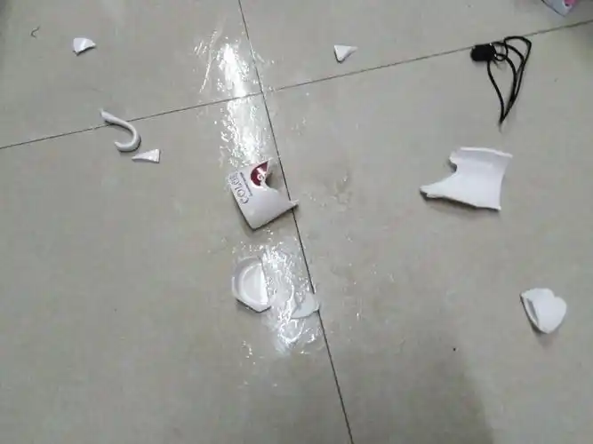 看着我最喜欢的杯子打碎了心疼,刚好我舍友也碎了,扎心