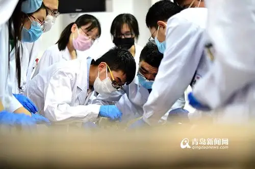 实拍医学生第一堂解剖课:边流泪边解剖