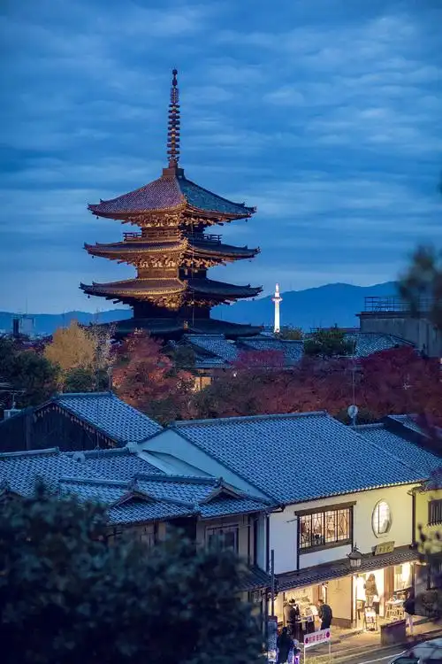长安,曾经是不是如此喧嚣,我不知道;而京都,无论是景点,还是商业