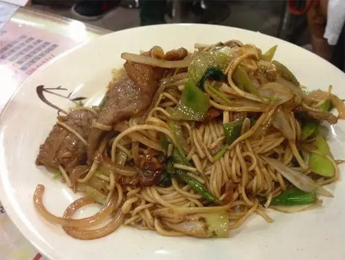 葱爆牛肉炒拉面炒得颇香,但就有点油腻.