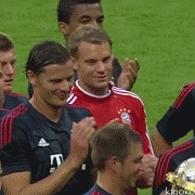 诺伊尔鼓掌足球庆祝奖杯gif动图_动态图_表情包下载_soogif