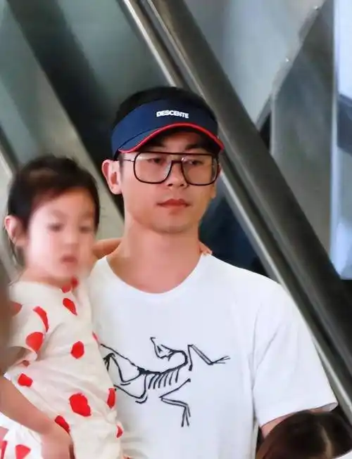 朱亚文一家三口走机场,妻子打扮质朴却高级,女儿可爱甜美超像妈_分析