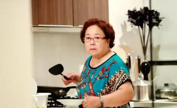 著名演员李明珠荧幕上是普通老太太现实中是德高望重的老教授