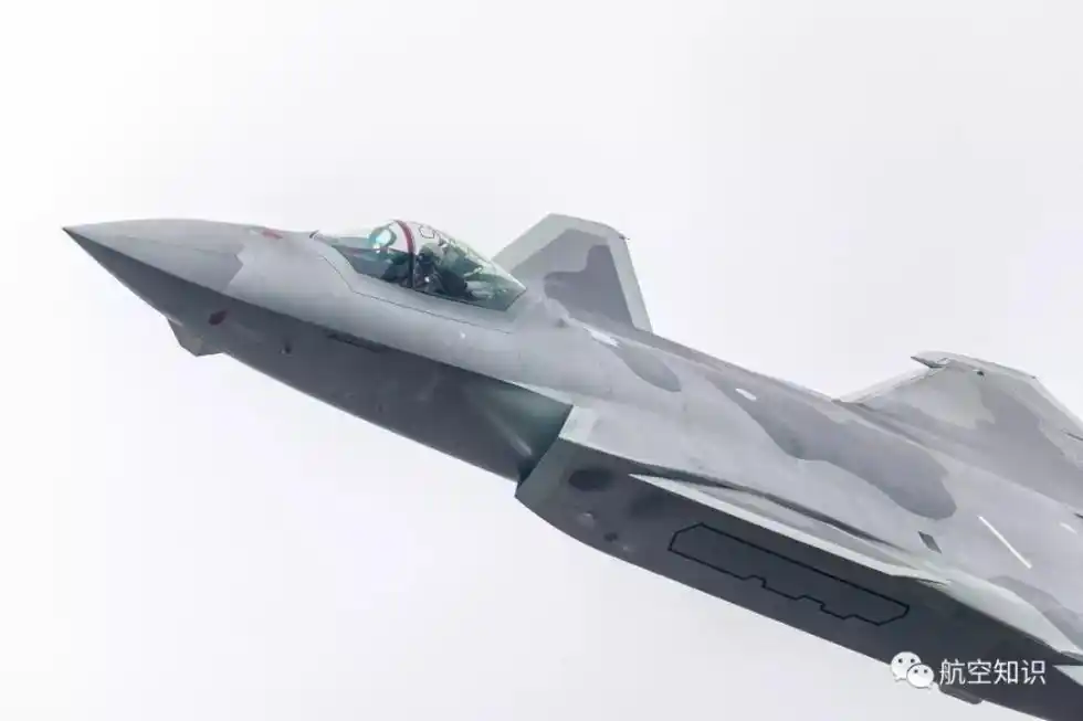 高清美图燃爆了!多机开花,眼镜蛇机动…歼20炫酷登场