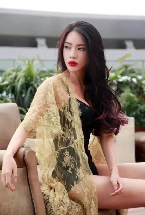 潘霜霜最新大片 大秀美背双峰呼之欲出