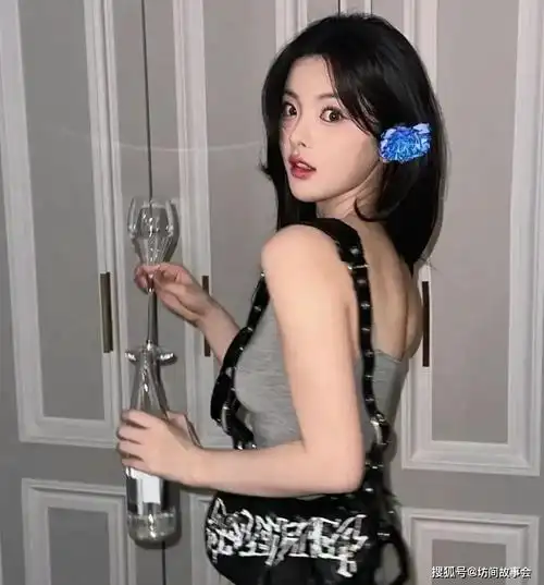 原创杨超越晒灰色吊带辣妹风随拍身材姣好清纯性感