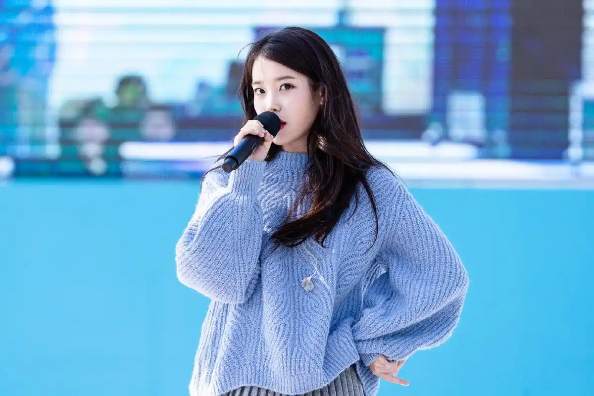 原创iu李知恩太有少女感了,穿蓝色毛衣搭配百褶裙甜美可爱,清新俏皮