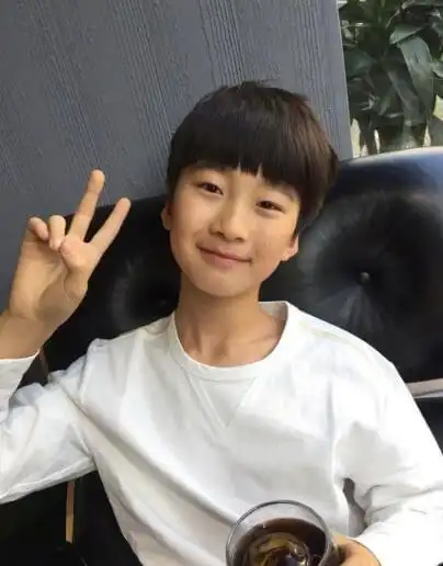 照片中天天比耶嘟嘴眯眼,穿着纯白短袖帅气十足!