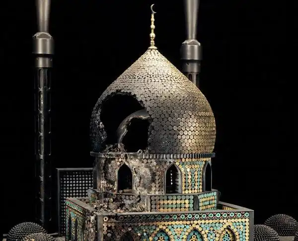 雕塑家利用子弹枪支制作出宗教建筑艺术品