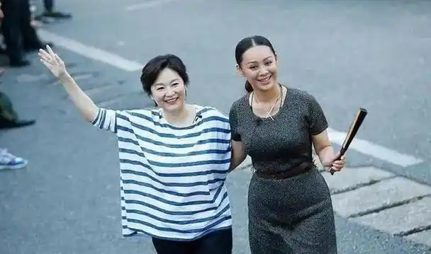 林青霞和宁静同台亮相,引发粉丝狂热迎接.