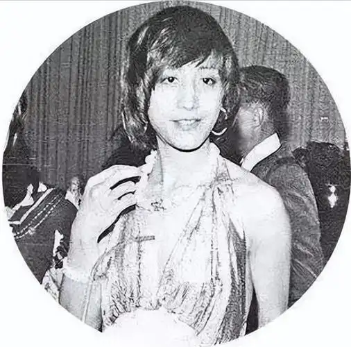 赌王长女何超英:离婚丧母又丧弟,精神失常凄惨离世,谁害了她?