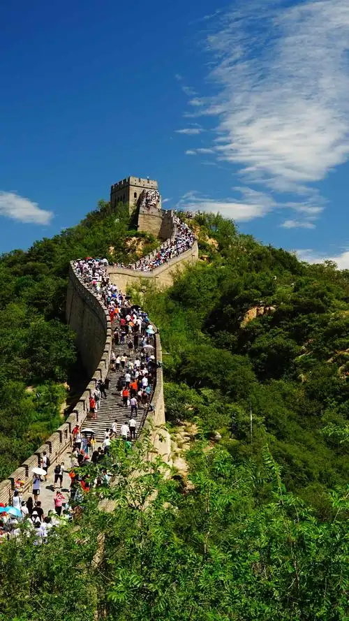 这次是夏秋相交的时节,蓝天白云,花红柳绿,巍巍矗立的长城,更是让人心