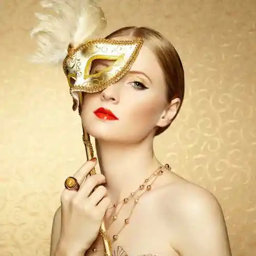 美丽的年轻女子戴着神秘的黄金威尼斯面具是一张关于金色的摄影照片.