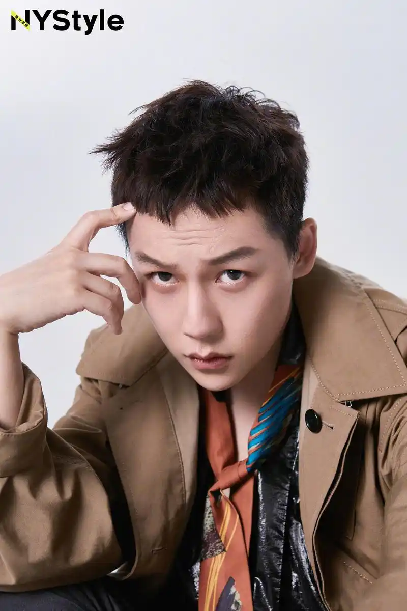 近日,刘维曝光一组最新写真大片.