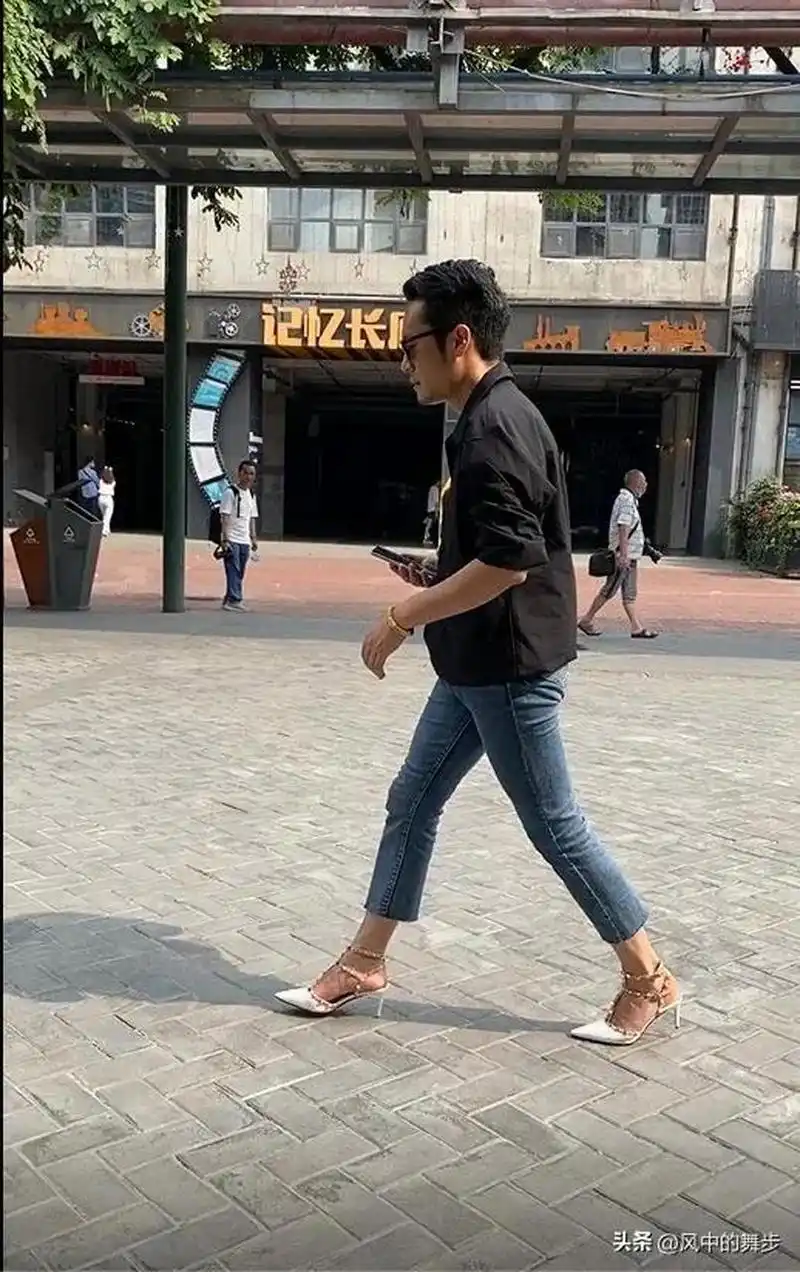 女人穿高跟鞋,在常人看来是正常的,但男人穿高跟鞋就是另类,是与众不