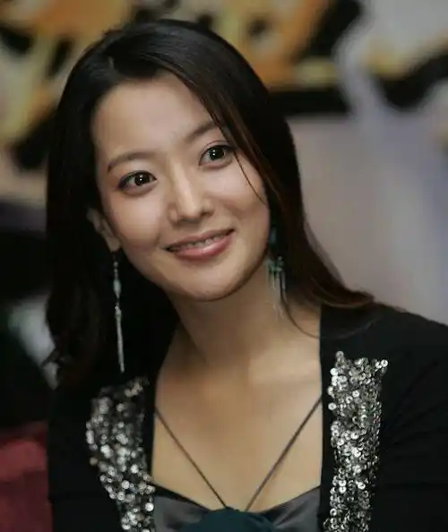 金喜善:嫁入豪门一夜坐拥千亿,靠一脸甜笑迷倒南韩太子爷!_事业_电影_