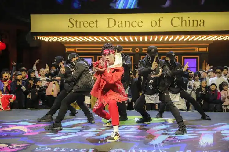 易烊千玺红色装尽显王者范 大秀街舞脏辫造型亮眼(5)