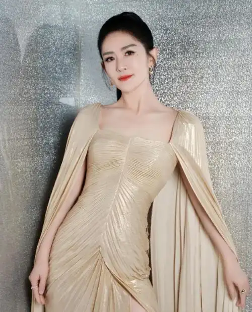 谢娜参加双十一晚会,抢词,忘梗太尴尬,她欠内娱一个"道歉"!-腾讯新闻