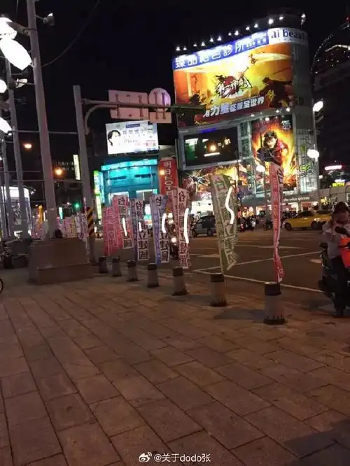 做交换生时候拍的台北街头  台湾很多年轻人已经被洗脑  上课的时候有