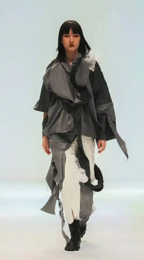 东华大学2018级毕业设计初赛重构未来服装艺术设计系作品发布