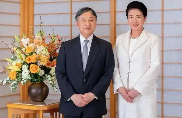 日本天皇夫妇穿情侣装雅子裹灰衣跪在平民面前满脸倦容好心疼