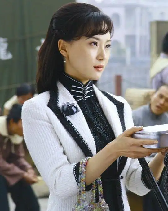 你是《新上海滩》中风情万种,善良多情的交际花"方艳云",你是《食人鱼