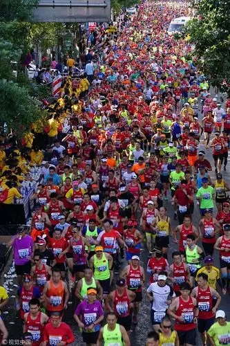 北京马拉松鸣枪起跑