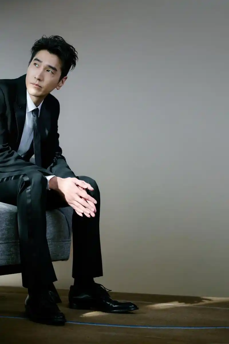 赵又廷超话02 极简黑白,尽显儒雅气质.光影流转,定格至臻时刻.