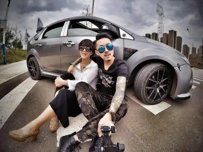 爱人与爱车的合照