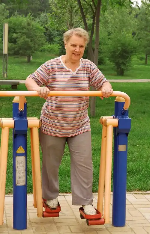 老太太,练习,健身器材