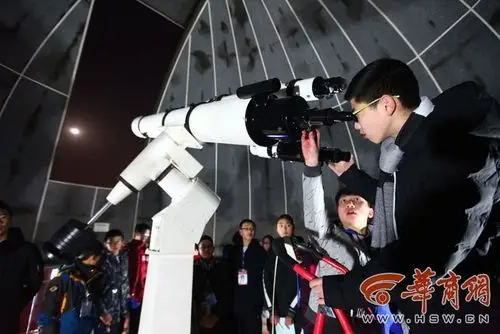 宝鸡一中学学生用天文望远镜观测"超级蓝月"