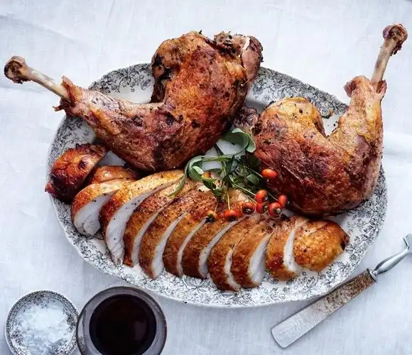 它原是栖息于北美洲的野禽,后经人们大批饲养,成为美味家禽,每只可重