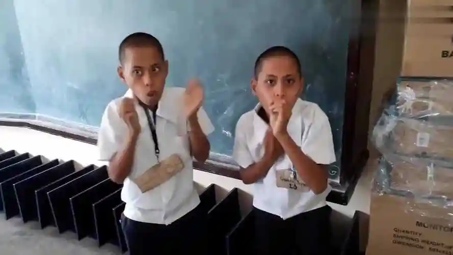 外国俩小孩炫神技口技bbox上辈子怕是一对音箱沙雕搞笑来袭