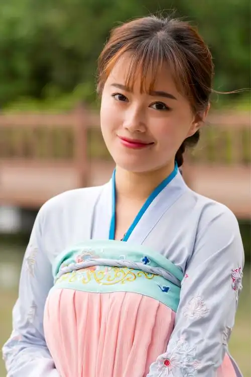 这里风光绮丽,地杰人灵,自古有扬州出美女的佳话.