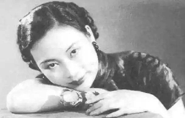 白天骑驴潇洒,晚上青楼上班,15岁少女被电影公司挑中,一炮而红