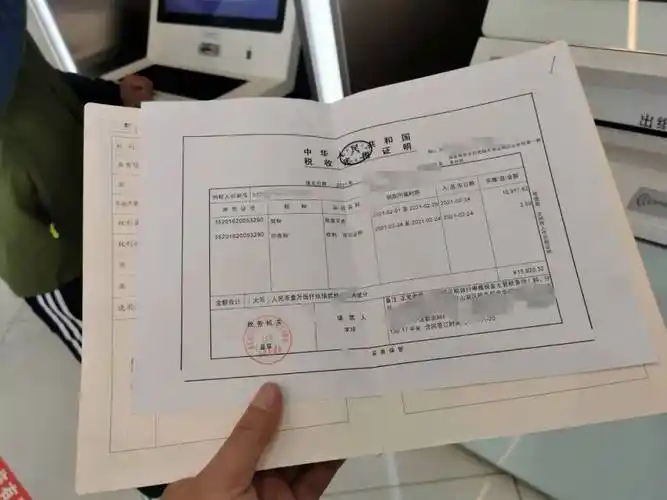 "我们是让代办公司办的房产证,现在代办公司找不到了,房开又甩锅,我们