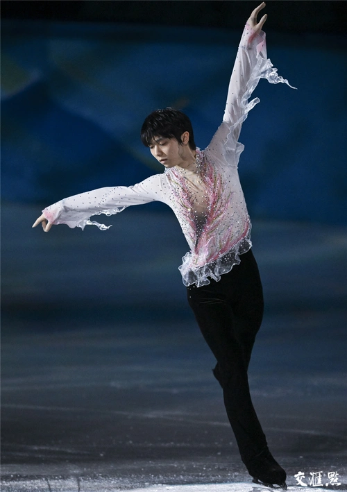 北京冬奥会举行花样滑冰表演滑