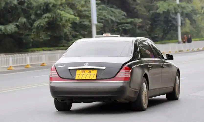 鄂a77777,武汉最牛的黄牌车,没有之一,车型是迈巴赫62.