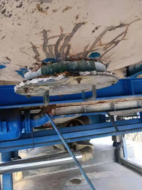 三号炉对流管束破裂,省煤器下放灰孔漏水较大需做紧急停炉处理.