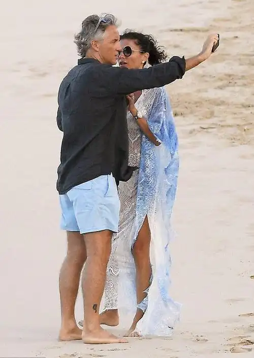 前曼城主帅曼奇尼与女友度假 美娇妻身材不要太火辣