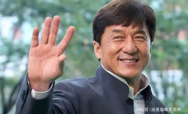 却继承了母亲林凤娇长脸型,但配上成龙的小眼睛大鼻子,在成龙脸上很