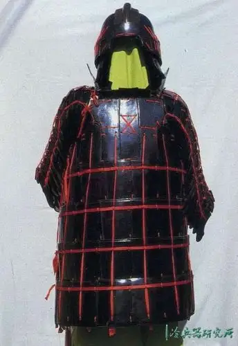 手工达人耗时2年复原东周皮甲,提高盔甲防御力竟靠神秘工艺?