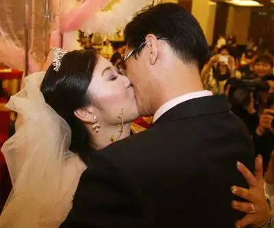 张娜出嫁国家队姐妹捧场 丈夫:甘心做她铺路石