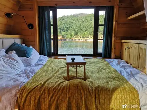 远远看着九如山中红酒木桶一般的民宿木屋八月十五